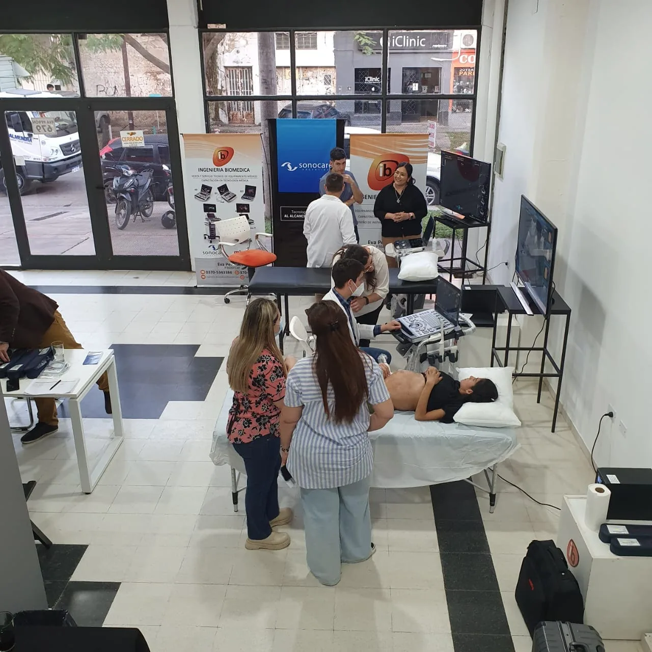 Capacitación con ecógrafo en el showroom