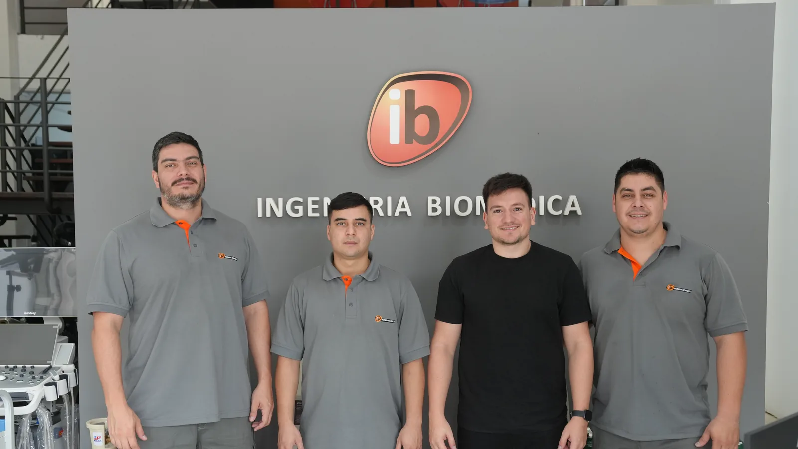 Los cuatro integrantes del equipo técnico de Ingeniería Biomédica en el showroom de Formosa